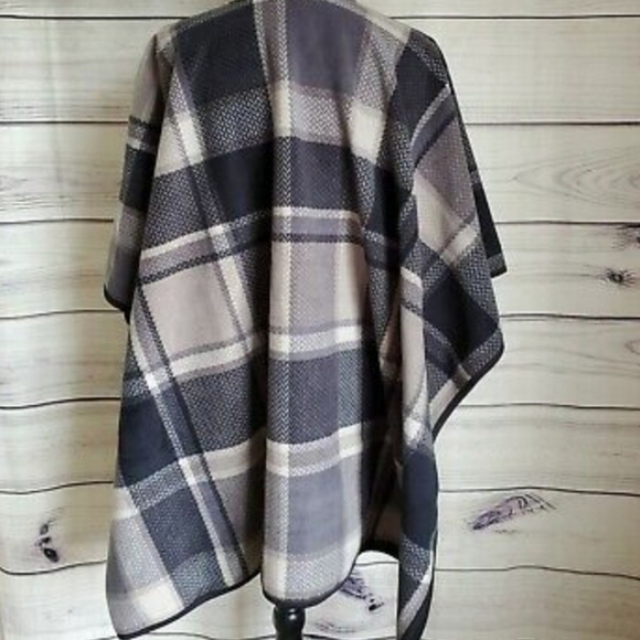 Ike Behar women's poncho cape black, white & gray soft & warm - Picture 6 of 6